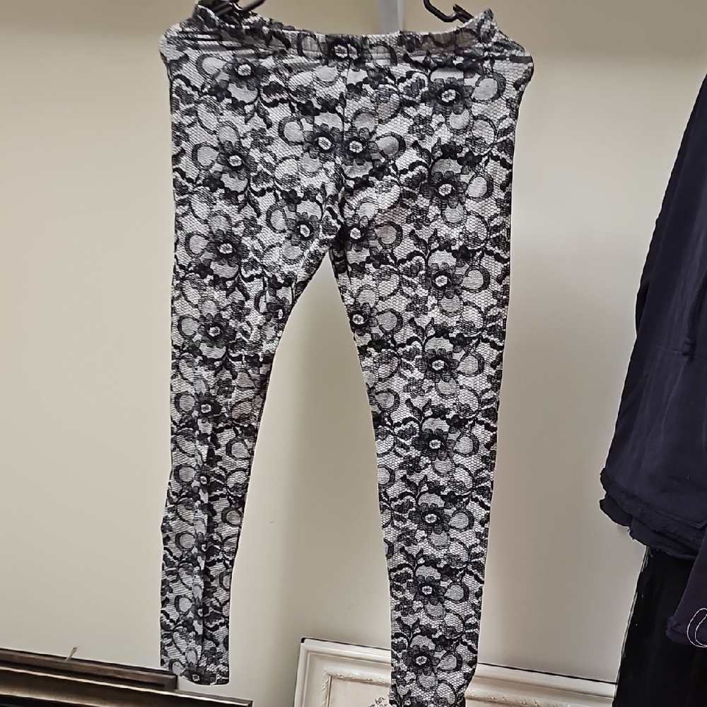 Women's Size Medium Floral Lace Patterned Leggings New WithoutTags